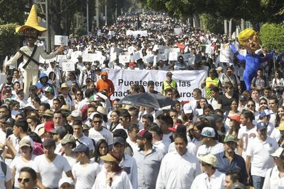 Miles de personas toman parte en una marcha anti-Trump en Guadalajara.