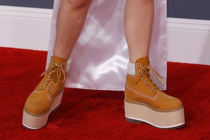 La misma Robyn vuelve a sorprender con otra parte de su atuendo: sus botas, tipo Panama Jack, con una plataforma absolutamente Spice Girls.