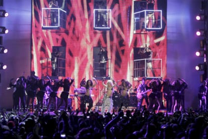 Un momento de la actuación de Shakira en el espectáculo celebrado ayer por la cadena MTV celebrado en la Caja Mágica de Madrid.
