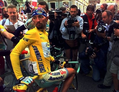 Pantani, líder de la general en el Tour del 98, es asediado por los fotógrafos al inicio de la 19ª etapa entre La Chaux-de-Fonds (Suiza) y Autun (Francia).