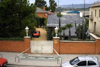 Entrada a la finca de la familia Ramírez. En primer término, la casa del guardés, al fondo el chalé.