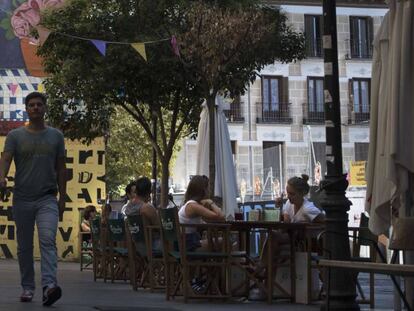 Terrazas en la calle Embajadores, junto al Teatro Pavón-Kamikaze. 