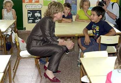 La ministra Pilar del Castillo, ayer, en la clase de un colegio de Madrid.