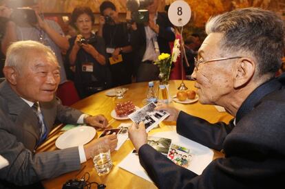 O sul-coreano Kim Kwang-ho, esquerda, de 80 anos, encontra-se com seu irmão norte-coreano Kim Kwang Il, direita, de 78 anos.