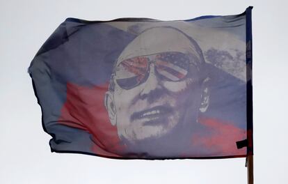 Una bandera con el rostro del presidente ruso ondea en Moscú.
