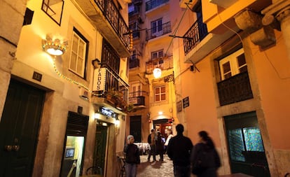 Una calle del barrio de Alfama, en Lisboa.