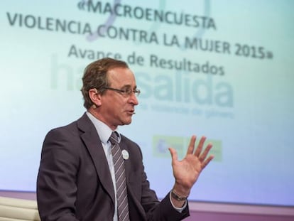 El ministre de Sanitat, Serveis Socials i Igualtat, Alfonso Alonso, durant l'acte de presentació de la Macroenquesta de Violència contra la Dona 2015.