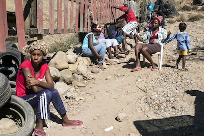 Migrantes Haitianos fuera de un albergue improvisado a las afueras de la ciudad de Tijuana, que alberga a más de 150 personas diariamente.  

