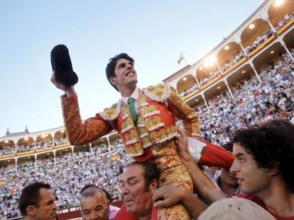 El diestro Alejandro Talavante sale a hombros de la Plaza de las Ventas el pasado junio.