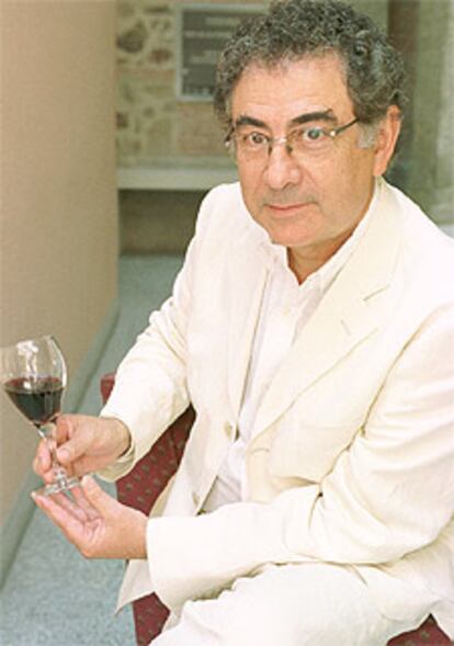 Roberto Verino, con una copa de vino de su cosecha, en El Escorial.