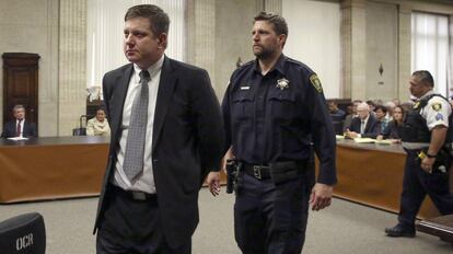 Jason Van Dyke abandona esposado el tribunal en Chicago