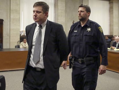 Jason Van Dyke abandona esposado el tribunal en Chicago