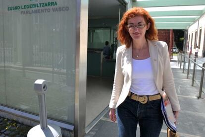 Maite Pagazaurtundua a la entrada del Parlamento de Vitoria.