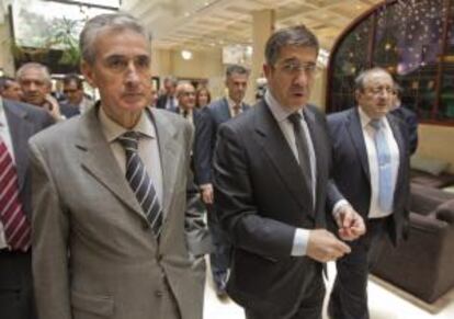 VIT10. VITORIA, 09/06/2011.- El ministro de la Presidencia, Ramón Jáuregui, el lehendakari, Patxi López, y el presidente del SEA-Empresarios Alaveses, juan José Azurmendi (de i a d), a su llegada al acto de claur¡sura de la asamblea anual de la patronal alavesa. EFE/David Aguilar