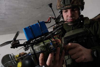 Un ingeniero del ejército ucranio preparaba un dron en el frente de Pokrovsk, el 1 de marzo.