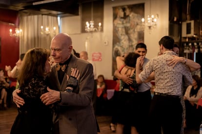 El tango pista es un estilo similar al que se baila popularmente en los salones.