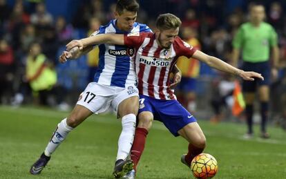 Saúl protege el balón ante Hernán Pérez.