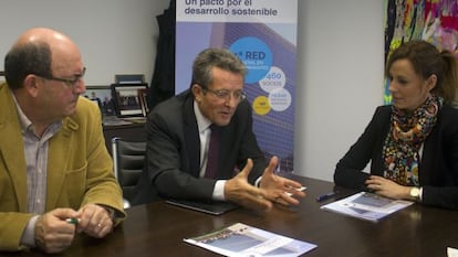 Jos&eacute; Luis Hern&aacute;ndez, presidente y consejero delegado de Coato; &Aacute;ngel Pes, presidente de la Red Espa&ntilde;ola del Pacto Mundial, y Patricia Leiva, directora de comunicaci&oacute;n y relaciones institucionales de Mahou San Miguel.