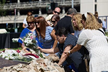 Varias personas depositan flores el pasado lunes en la terminal dos del aeropuerto de Barajas durante el acto de homenaje por el 15º aniversario de la tragedia de Spanair.