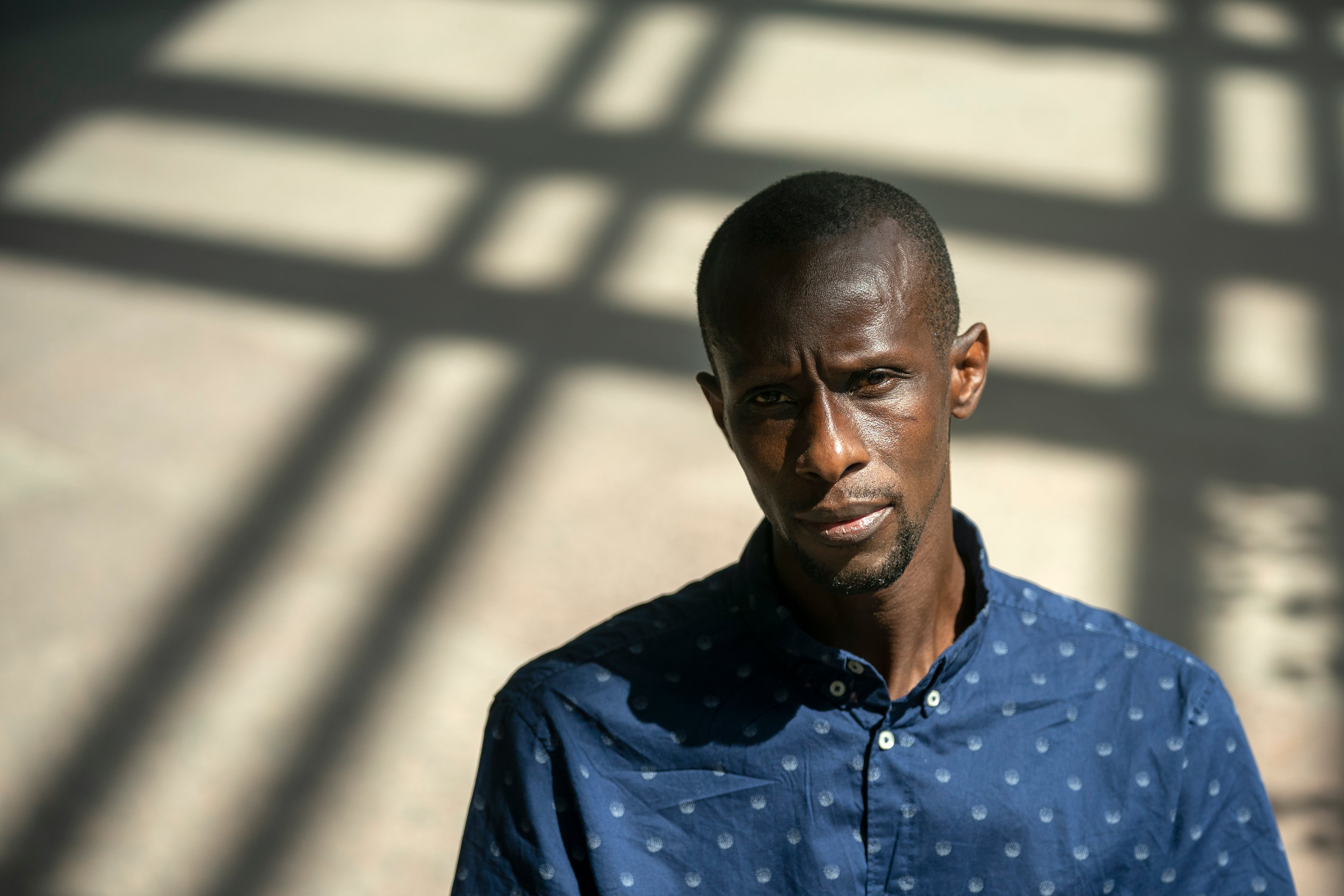 Serigne Mbaée posa en la Asamblea de Madrid en Madrid, en 2021.