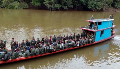 Guerrilleros del Bloque Sur de las FARC se dirigen a las zonas de transición en enero de 2017. 