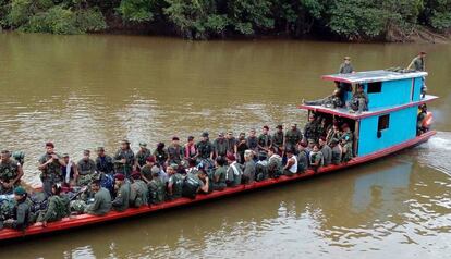 Guerrilleros del Bloque Sur de las FARC se dirigen a las zonas de transición en enero de 2017.