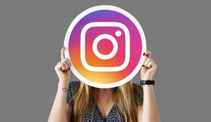 Logo de Instagram delante de la cra de una chica