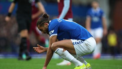 Dominic Calvert-Lewin reacciona ante una ocasión fallada ante Dibu Martínez.