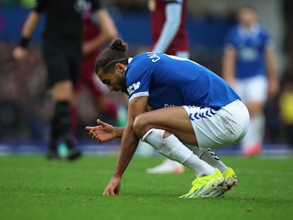 Dominic Calvert-Lewin reacciona ante una ocasión fallada ante Dibu Martínez.