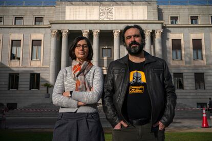 Sara Degli Esposti y David Arroyo, investigadores especializados en 'fake news', posan frente a la sede del CSIC en Madrid.