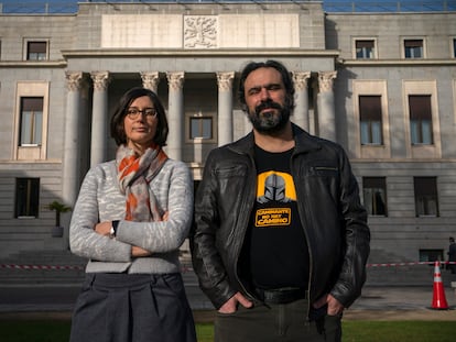 Sara Degli Esposti y David Arroyo, investigadores especializados en 'fake news', posan frente a la sede del CSIC en Madrid.