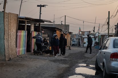 Pobladores del Campamento Dignidad afuera de la sede comunitaria, el 10 de julio de 2024.