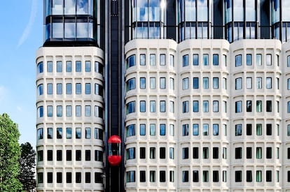 El ascensor en la fachada del hotel The Standard London. 