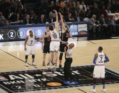 Pau Gasol, en los Chicago Bulls, disputa un balón al salto con su hermano Marc, en los Memphis Grizzlies.