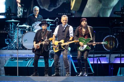 Springsteen y su banda durante el concierto en el Olímpico de Barcelona.