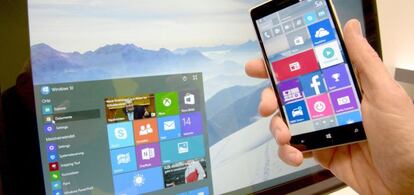 Una persona muestra el nuevo sistema operativo Windows 10 en la feria tecnológica Cebit, en Hanover, Alemania.