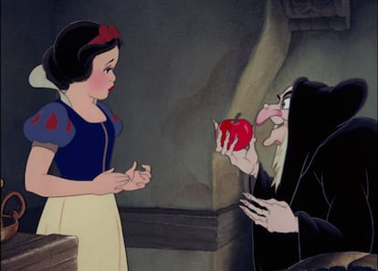 Blancanieves y la bruja, en un fotograma de la película de Disney de 1937.