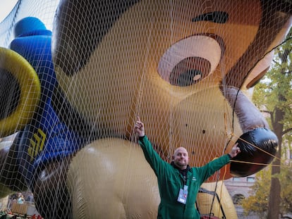 En la imagen, un trabajador posa frente a un inflable de uno de los personajes de 'La Patrulla Canina'.