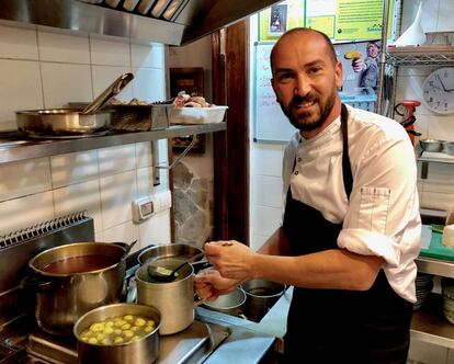 BRAULIO SIMANCAS EN SU COCINA / CAPEL