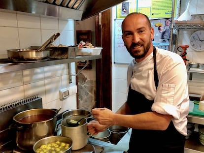 BRAULIO SIMANCAS EN SU COCINA / CAPEL