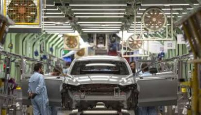 Varios trabajadores de la planta de pintura de Ford en Almussafes (Valencia).