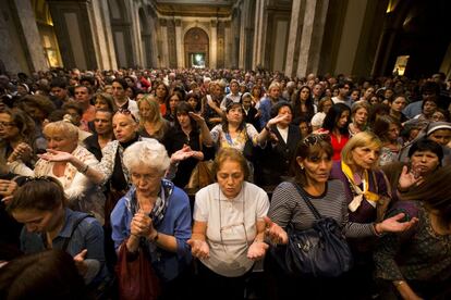 Interior de la Catedral de Buenos Aires tras conocer la noticia del nuevo papa.