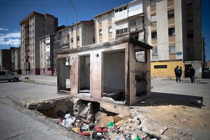 Transformador incendiado en el Polígono Sur el pasado 27 de febrero, con basura y los cables al aire.
