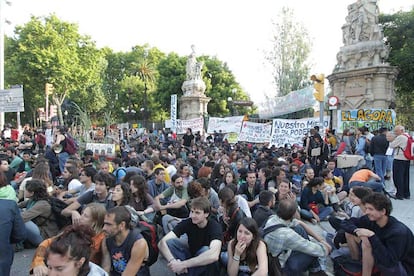 Los manifestantes indignados se sientan en las inmediaciones de la sede parlamentaria.