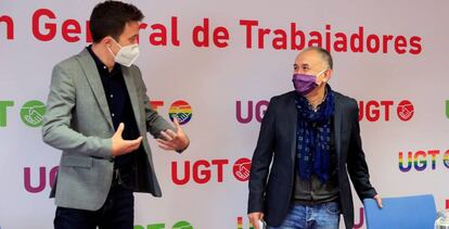 El líder de Más País, Iñigo Errejón (i), junto al secretario general de UGT, Pepe Álvarez (d), en rueda de prensa tras la reunión mantenida en Madrid para abordar la implantación de la semana laboral de cuatro días.