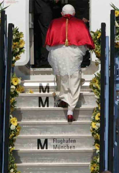 Benedicto XVI sube al avión para regresar a Roma desde Múnich.