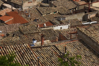 La XII asamblea nacional de la Asociación Los Pueblos más Bonitos de España, celebrada en el municipio de Aínsa (Huesca), ha dado a conocer este sábado 23 de noviembre la incorporación de siete nuevos pueblos a su red a partir de 2025. La comisión de calidad de la asociación es la encargada de evaluar las candidaturas presentadas por los pueblos aspirantes, valorando en sus auditorías aspectos como la conservación de su patrimonio cultural, su entorno natural, su singularidad y el compromiso con el turismo sostenible. Tras el proceso de evaluación, se ha fallado a favor de la incorporación de seis nuevos municipios a la red: Llerena y Jerez de los Caballeros (Badajoz), La Fresneda (en la foto) y Linares de Mora (Teruel), Berlanga de Duero (Soria) y Poza de la Sal (Burgos). El séptimo pueblo que pasará a formar parte de la asociación el año que viene es Letur (Albacete), municipio que ha sido duramente castigado por la reciente dana. El presidente de la Asociación ofreció personalmente al alcalde de la localidad la oportunidad de formar parte de la red, que tiene como objetivo apoyar en su recuperación. Con las nuevas incorporaciones, ya son 123 las villas que forman esta red nacida en 2010 con el objetivo de promocionar y poner en valor las joyas del territorio español.