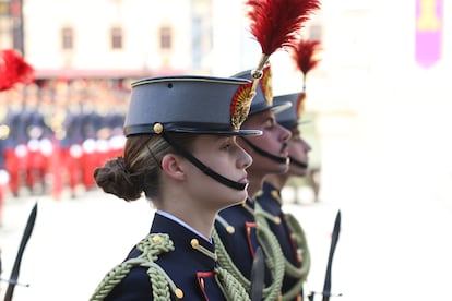 La Princesa de Asturias desfila durante la ceremonia de jura de bandera de su padre, Felipe VI, junto a sus compañeros de promoción.