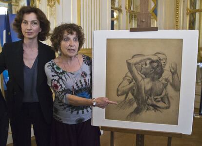 La ministra de Cultura, Audrey Azoulay, y Viviane Dreyfus, ante el dibujo.  
