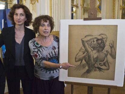 La ministra de Cultura, Audrey Azoulay, y Viviane Dreyfus, ante el dibujo.  